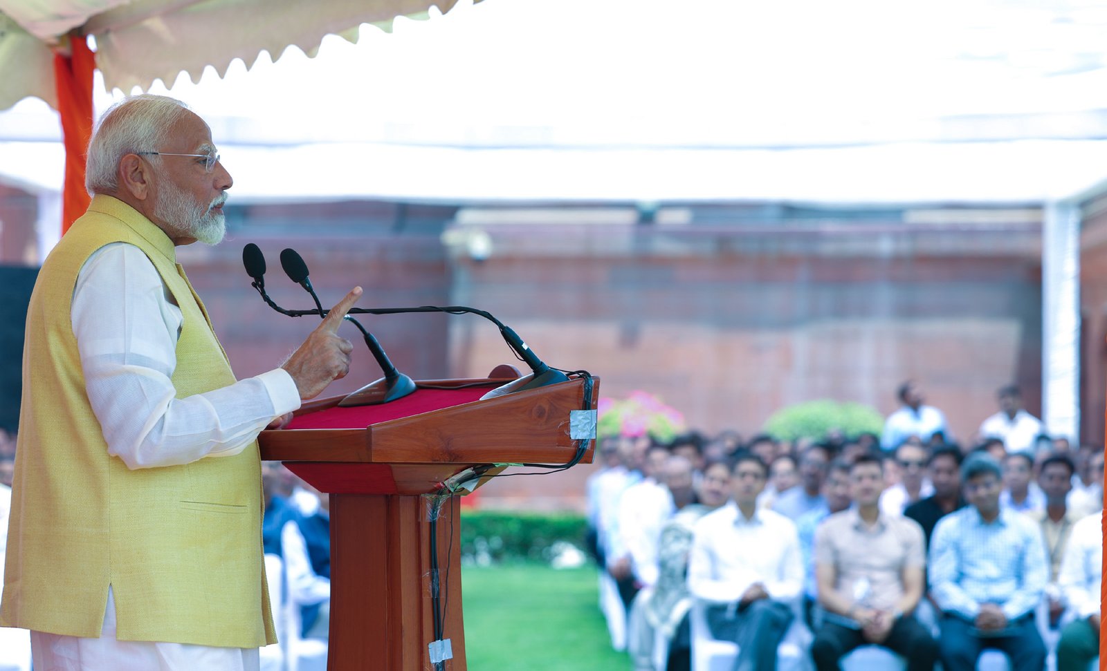 भारत को विकसित बनाने के लिए अपने आपको खपा दें कर्मचारी: मोदी