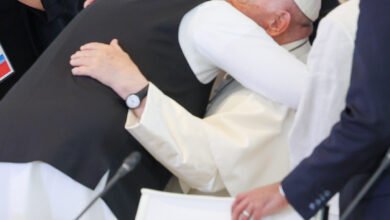 मोदी ने जी7 सम्मेलन से इतर पोप से की मुलाकात, गर्मजोशी से गले मिले