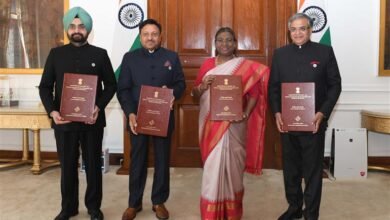 चुनाव आयोग ने नवनिर्वाचित सांसदों की सूची मुर्मु को सौंपी