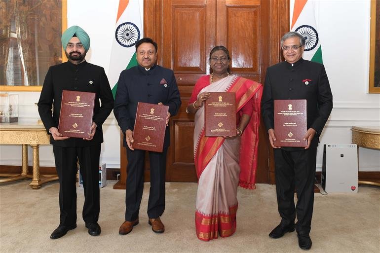 चुनाव आयोग ने नवनिर्वाचित सांसदों की सूची मुर्मु को सौंपी
