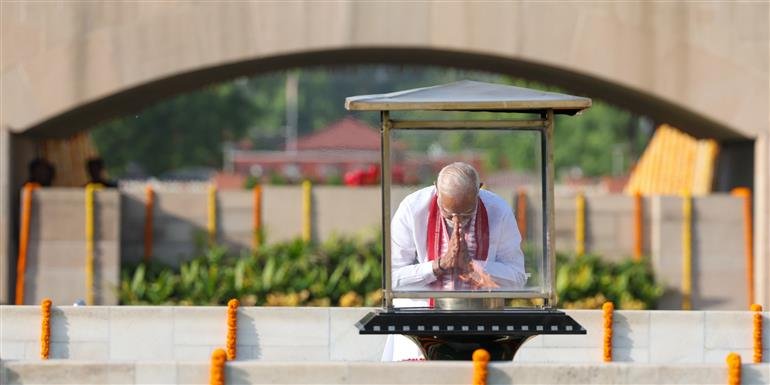 मोदी ने युद्ध स्मारक, राजघाट और सदैव अटल जाकर श्रद्धांजलि अर्पित की