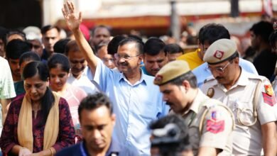 आम आदमी पार्टी (आप) के राष्ट्रीय संयोजक एवं दिल्ली के मुख्यमंत्री केजरीवाल ने रविवार को कहा कि आबकारी नीति मामले में जांच एजेंसियों के पास उनके ख़िलाफ़ कोई सबूत नहीं है और वह देश को बचाने के लिए जेल में जा रहे हैं।श्री केजरीवाल ने अंतरिम ज़मानत की अवधि समाप्त होने के बाद आज तिहाड़ जेल में आत्मसमर्पण किया। इससे पहले उन्होंने पार्टी के कार्यकर्ताओं को संबोधित करते हुए कहा, “मैं देश बचाने के लिए जेल जा रहा हूं। मुझे नहीं पता कब वापस आऊंगा। वहां मेरे साथ क्या-क्या होगा, मुझे नहीं पता।”उन्होंने कहा, ‘‘मैं जेल वापस जा रहा हूं, इसलिए नहीं कि मैं भ्रष्टाचार में शामिल था, बल्कि इसलिए कि मैंने तानाशाही के खिलाफ आवाज उठाई।”‘आप’ नेता ने कहा कि उन्होंने लोकसभा चुनाव के दौरान देश को बचाने के लिए प्रचार किया।उच्चतम न्यायालय से 21 दिन की राहत मिली थी। यह 21 दिन अविस्मरणीय थे। इस दौरान एक मिनट भी बर्बाद नहीं किया। आम आदमी पार्टी महत्वपूर्ण नहीं है, देश प्रथम है। उन्होंने कहा कि भारतीय जनता पार्टी (भाजपा) के नेतृत्व वाले राजग के लिए तीसरी बार सत्ता में आने का अनुमान जताने वाले सभी एग्जिट पोल फर्जी हैं।दिल्ली के मुख्यमंत्री पहले दोपहर 3:30 बजे राजघाट पहुंचे। यहां उन्होंने महात्मा गांधी की समाधि पर श्रद्धांजलि अर्पित की। इसके बाद श्री केजरीवाल ने कनॉट प्लेस स्थित हनुमान मंदिर में भी दर्शन किए।