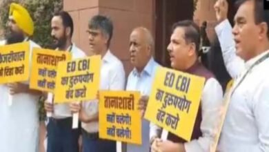 आप ने राष्ट्रपति के अभिभाषण का बहिष्कार कर संसद परिसर में किया प्रदर्शन