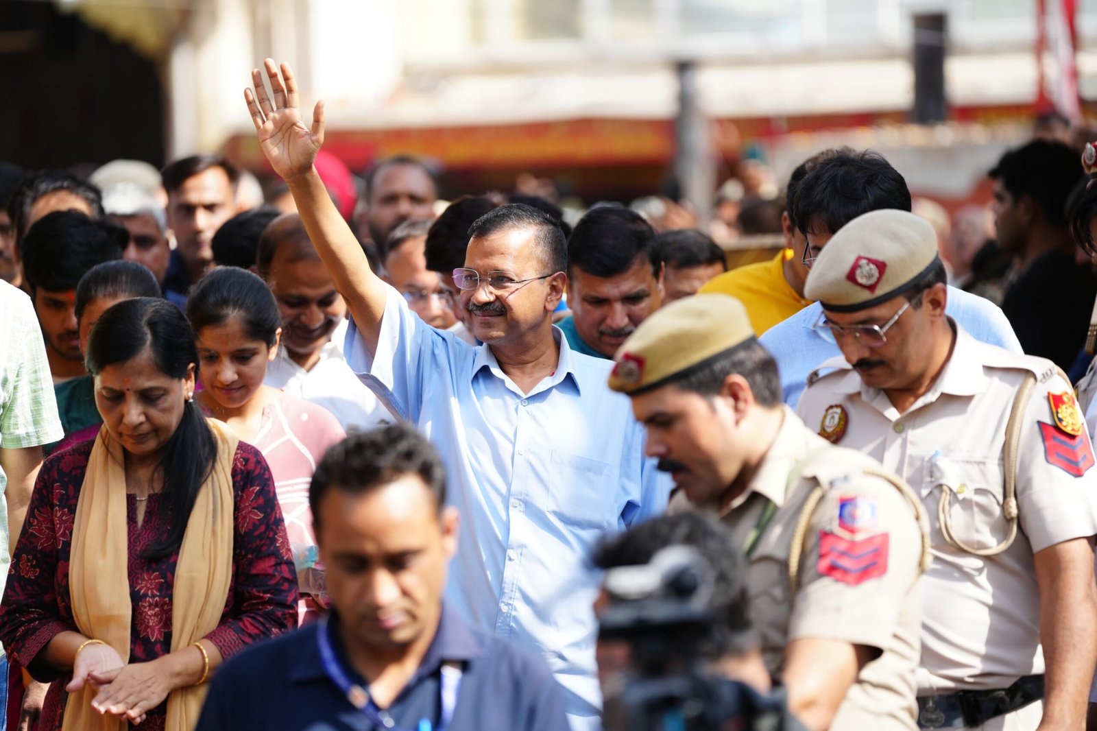 आम आदमी पार्टी (आप) के राष्ट्रीय संयोजक एवं दिल्ली के मुख्यमंत्री केजरीवाल ने रविवार को कहा कि आबकारी नीति मामले में जांच एजेंसियों के पास उनके ख़िलाफ़ कोई सबूत नहीं है और वह देश को बचाने के लिए जेल में जा रहे हैं।श्री केजरीवाल ने अंतरिम ज़मानत की अवधि समाप्त होने के बाद आज तिहाड़ जेल में आत्मसमर्पण किया। इससे पहले उन्होंने पार्टी के कार्यकर्ताओं को संबोधित करते हुए कहा, “मैं देश बचाने के लिए जेल जा रहा हूं। मुझे नहीं पता कब वापस आऊंगा। वहां मेरे साथ क्या-क्या होगा, मुझे नहीं पता।”उन्होंने कहा, ‘‘मैं जेल वापस जा रहा हूं, इसलिए नहीं कि मैं भ्रष्टाचार में शामिल था, बल्कि इसलिए कि मैंने तानाशाही के खिलाफ आवाज उठाई।”‘आप’ नेता ने कहा कि उन्होंने लोकसभा चुनाव के दौरान देश को बचाने के लिए प्रचार किया।उच्चतम न्यायालय से 21 दिन की राहत मिली थी। यह 21 दिन अविस्मरणीय थे। इस दौरान एक मिनट भी बर्बाद नहीं किया। आम आदमी पार्टी महत्वपूर्ण नहीं है, देश प्रथम है। उन्होंने कहा कि भारतीय जनता पार्टी (भाजपा) के नेतृत्व वाले राजग के लिए तीसरी बार सत्ता में आने का अनुमान जताने वाले सभी एग्जिट पोल फर्जी हैं।दिल्ली के मुख्यमंत्री पहले दोपहर 3:30 बजे राजघाट पहुंचे। यहां उन्होंने महात्मा गांधी की समाधि पर श्रद्धांजलि अर्पित की। इसके बाद श्री केजरीवाल ने कनॉट प्लेस स्थित हनुमान मंदिर में भी दर्शन किए।