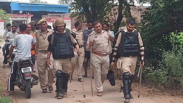 अतिक्रमण हटाने गई पुलिस टीम पर समुदाय विशेष के लोगों ने किया हमला
