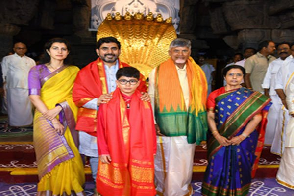 चंद्रबाबू नायडू ने परिवार के साथ तिरुमाला में की पूजा-अर्चना