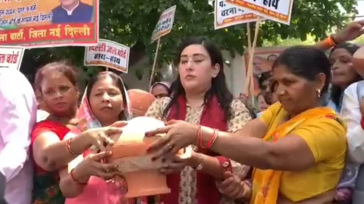 राजधानी में जलसंकट : भाजपा ने किया मटका फोड़ प्रदर्शन