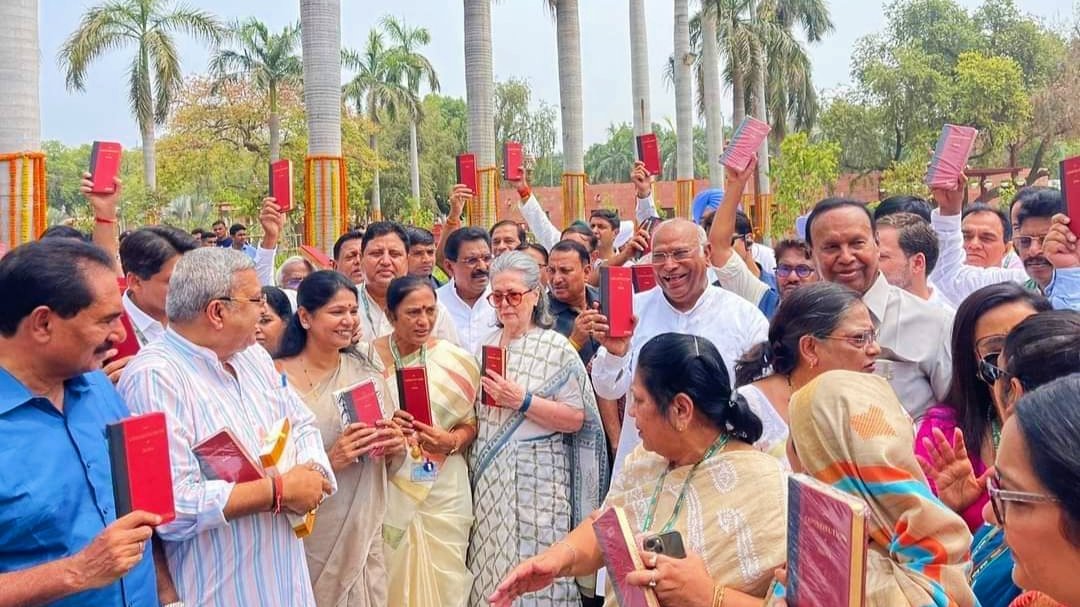 इंडिया समूह के नेताओं ने संविधान की प्रति के साथ संसद परिसर में किया प्रदर्शन