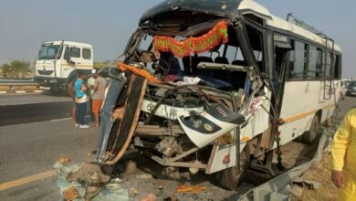 दर्शनार्थियों से भरी बस ट्रक से टकराई, दो महिला सहित चार की मौत