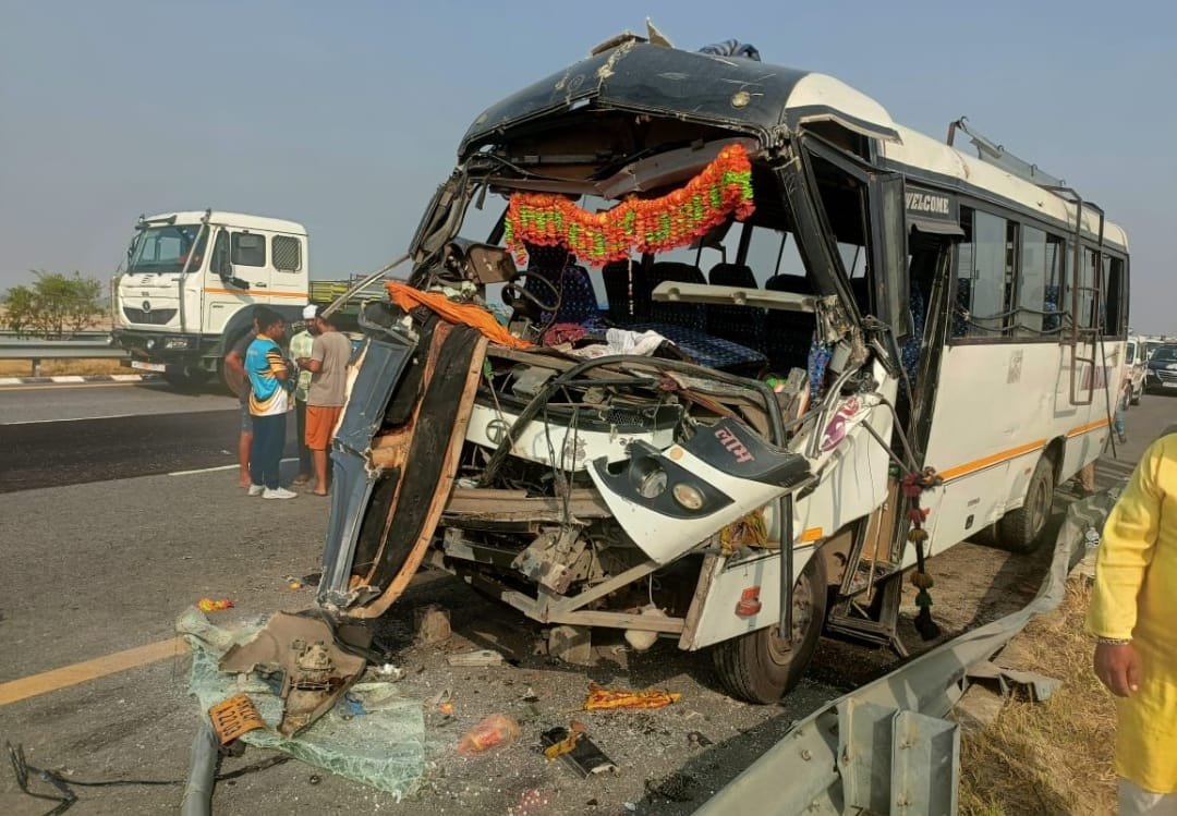 दर्शनार्थियों से भरी बस ट्रक से टकराई, दो महिला सहित चार की मौत