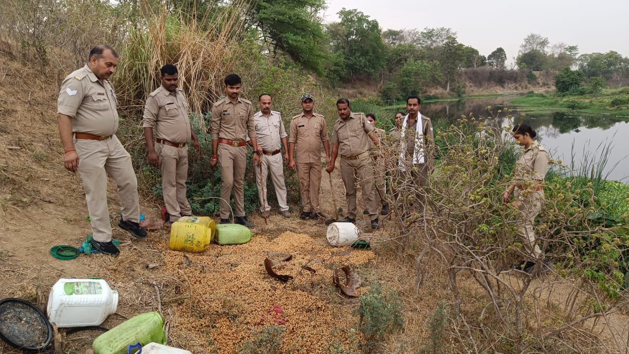 प्रदेश में आबकारी और पुलिस की ताबड़तोड़ छापेमारी