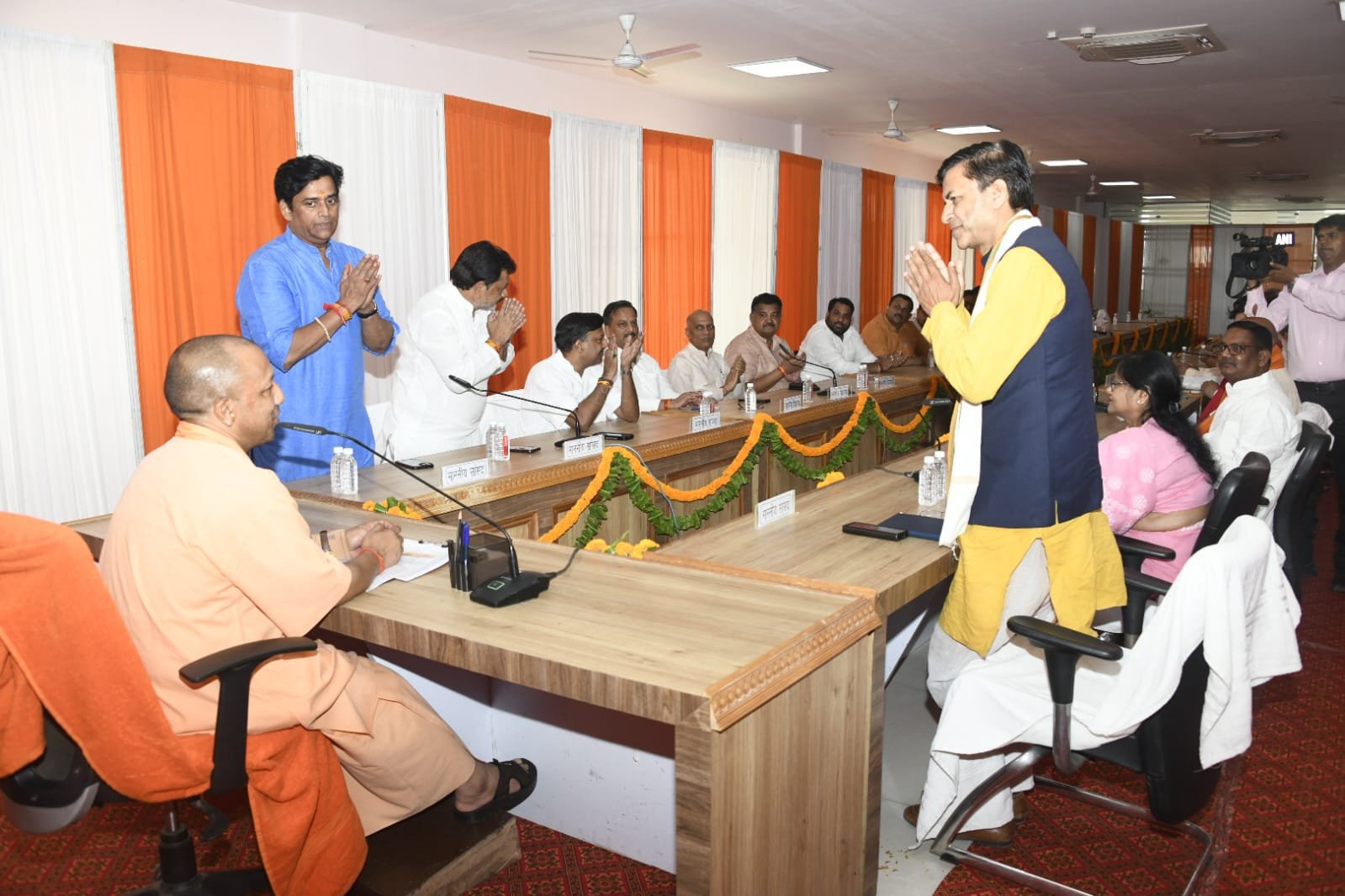 विकास व जनकल्याण के कार्यों की सतत निगरानी करें एमपी-एमएलए : सीएम योगी