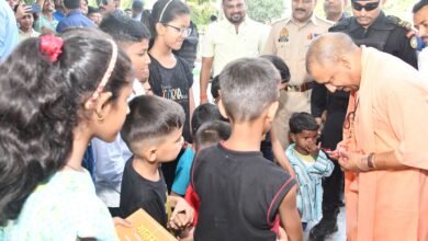 एक-दूसरे का साथ खूब भाया सीएम योगी और बच्चों को