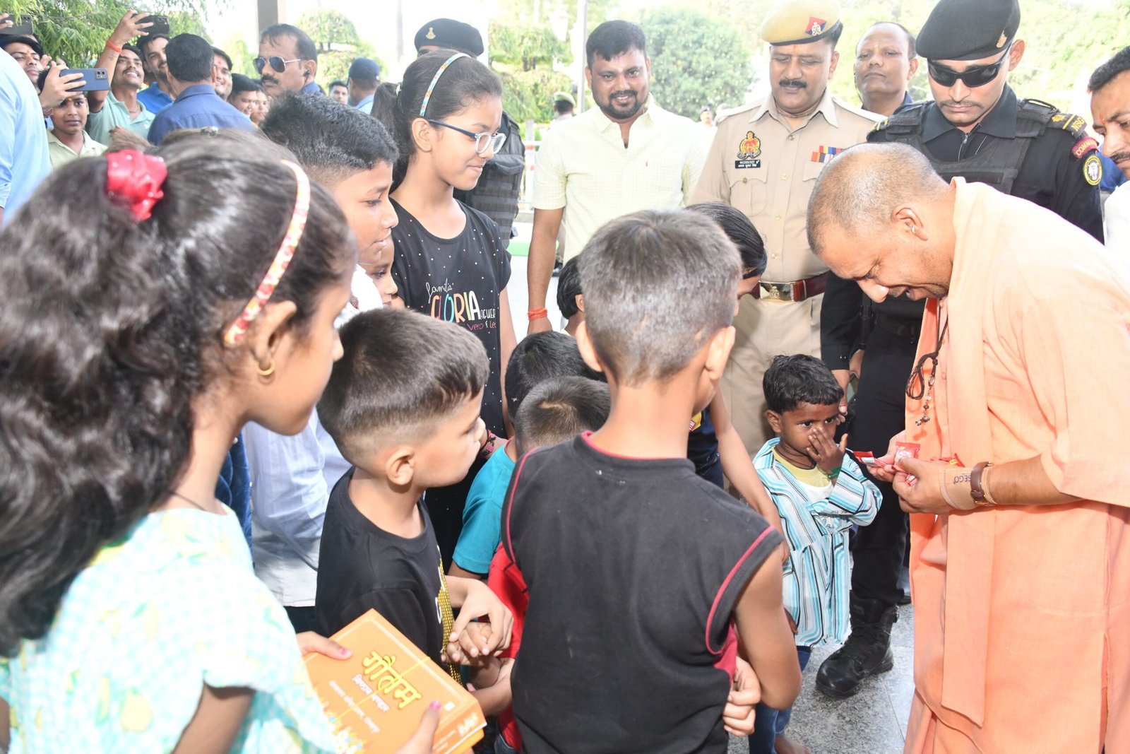 एक-दूसरे का साथ खूब भाया सीएम योगी और बच्चों को