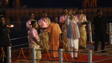 तीसरी बार काशी से सांसद बनने व प्रधानमंत्री पद की हैट्रिक लगाने के बाद पहली बार गंगा आरती में शामिल हुए मोदी