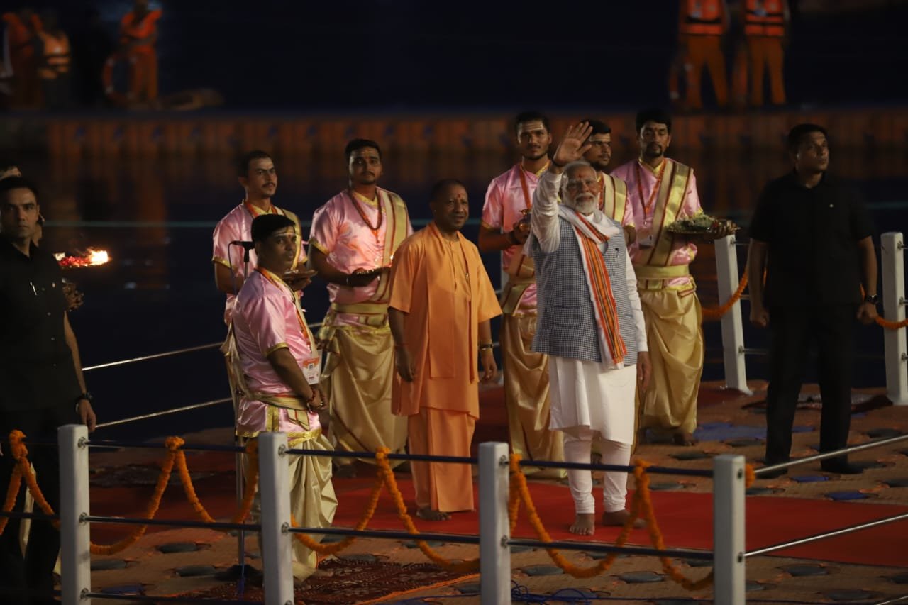 तीसरी बार काशी से सांसद बनने व प्रधानमंत्री पद की हैट्रिक लगाने के बाद पहली बार गंगा आरती में शामिल हुए मोदी