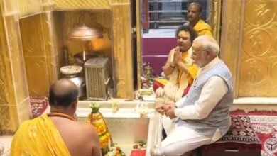 जीत की हैट्रिक के बाद फिर बाबा के दर पर पहुंचे पीएम