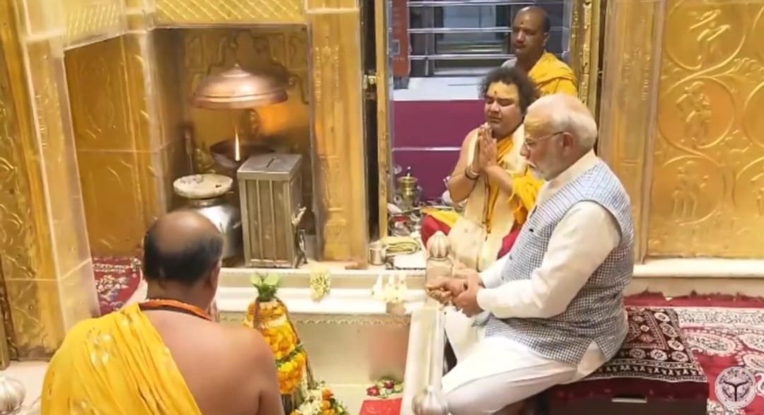 जीत की हैट्रिक के बाद फिर बाबा के दर पर पहुंचे पीएम