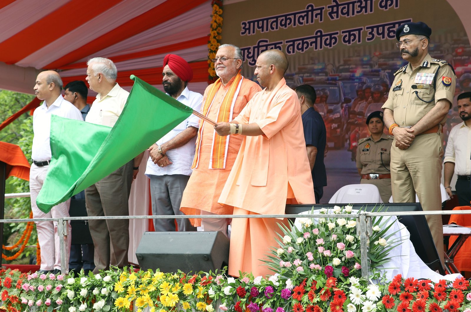 मुख्यमंत्री ने यूपी-112 द्वितीय चरण के अंतर्गत उच्चीकृत पीआरवी को हरी झंडी दिखाकर रवाना किया