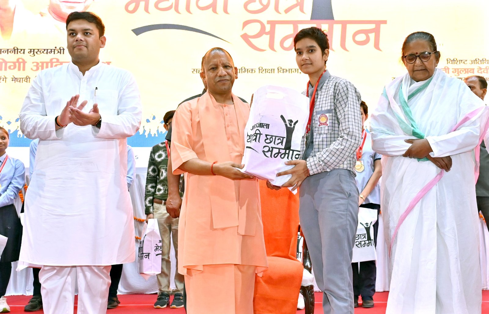 इंदिरा गांधी प्रतिष्ठान में आयोजित मेधावी छात्र सम्मान समारोह को मुख्यमंत्री ने किया संबोधित