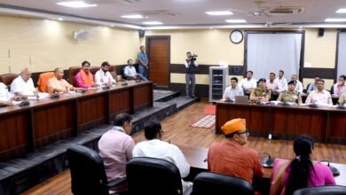 सीएम योगी ने वाराणसी में अधिकारियों संग की समीक्षा बैठक