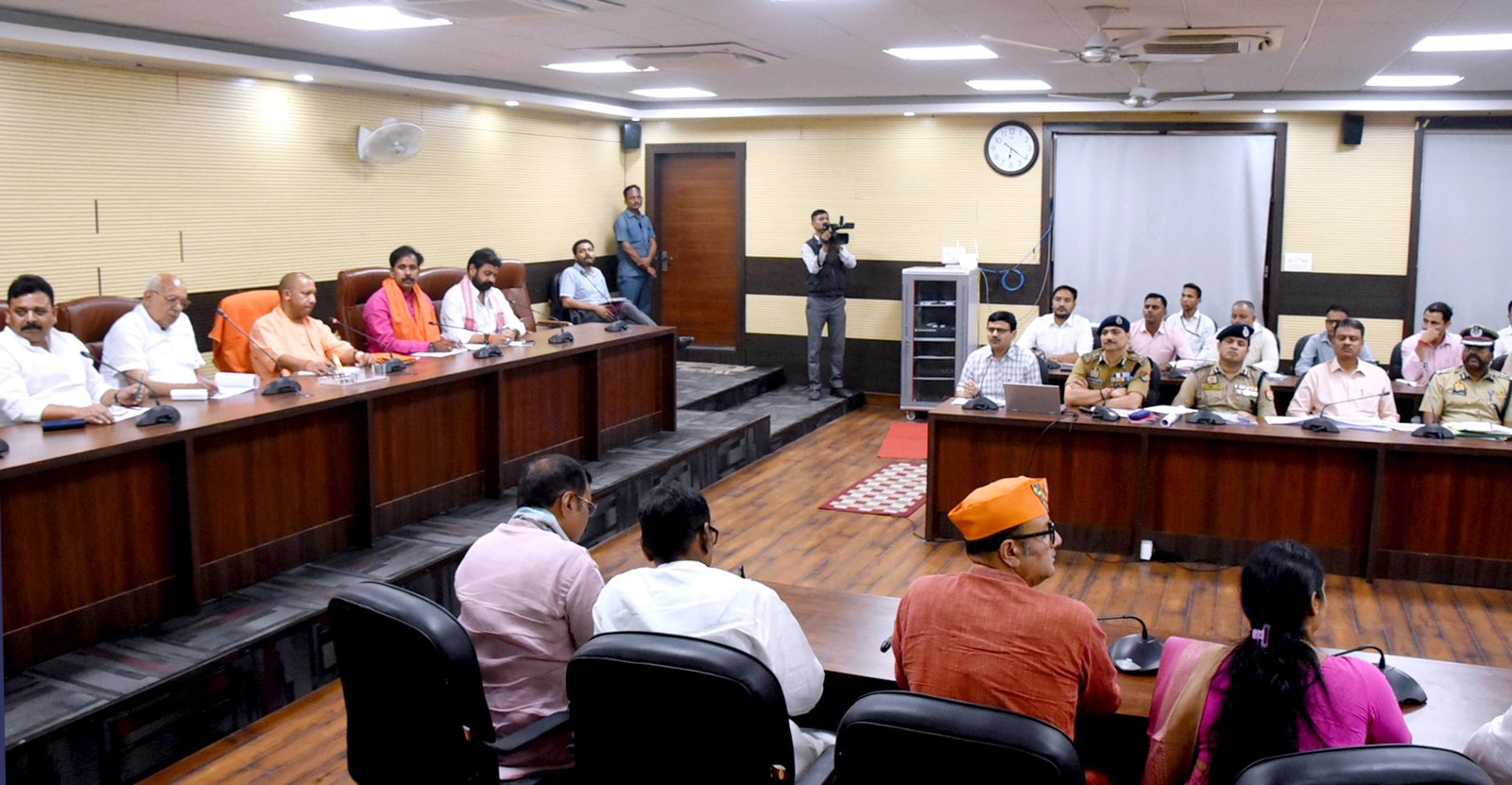 सीएम योगी ने वाराणसी में अधिकारियों संग की समीक्षा बैठक