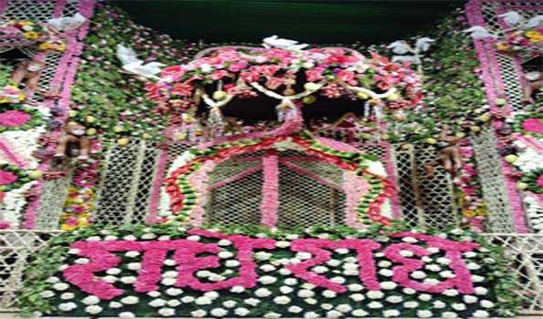 ब्रज के मन्दिरों में फूल बंगला बनाने की मची है होड़