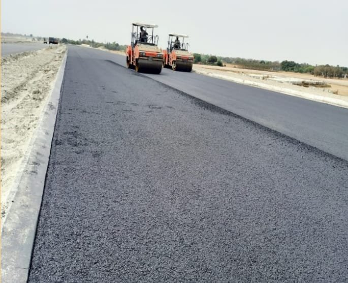 शानदार रोड इंफ्रास्ट्रक्चर की लगातार सौगात दे रही है योगी सरकार.एक्सप्रेसवे का अब तक 97 प्रतिशत से अधिक कार्य पूरा.पूर्वांचल एक्सप्रेसवे से कनेक्ट होगा लिंक एक्सप्रेसवे.