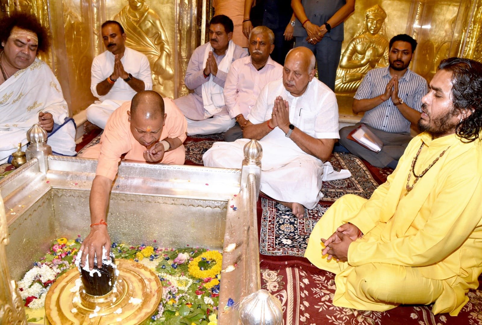 विश्वनाथ दरबार में षोडशोपचार विधि से पूजन कर सीएम ने की लोक कल्याण की कामना