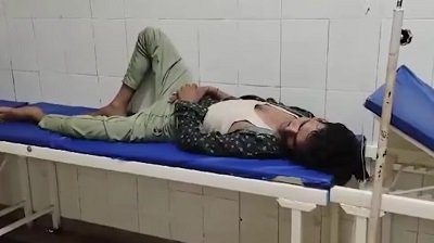 पत्नी के जहर खाने पर छत से कूदा पति