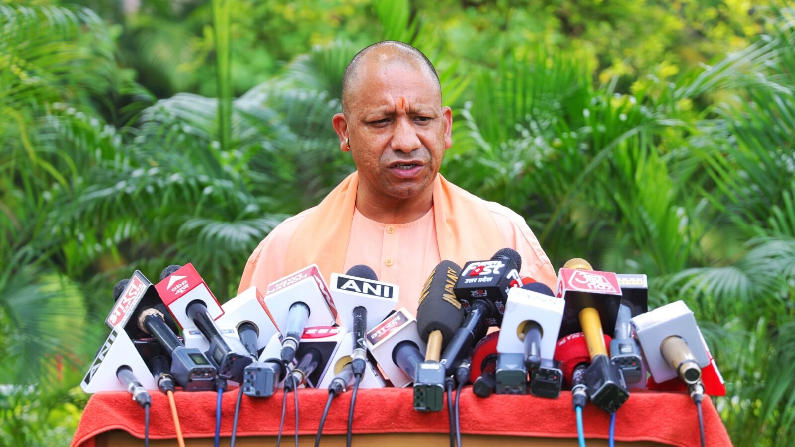 इमरजेंसी लगाकर संविधान नष्ट करने वाली कांग्रेस में आज चेहरे बदले, लेकिन चरित्र नहींः सीएम योगी