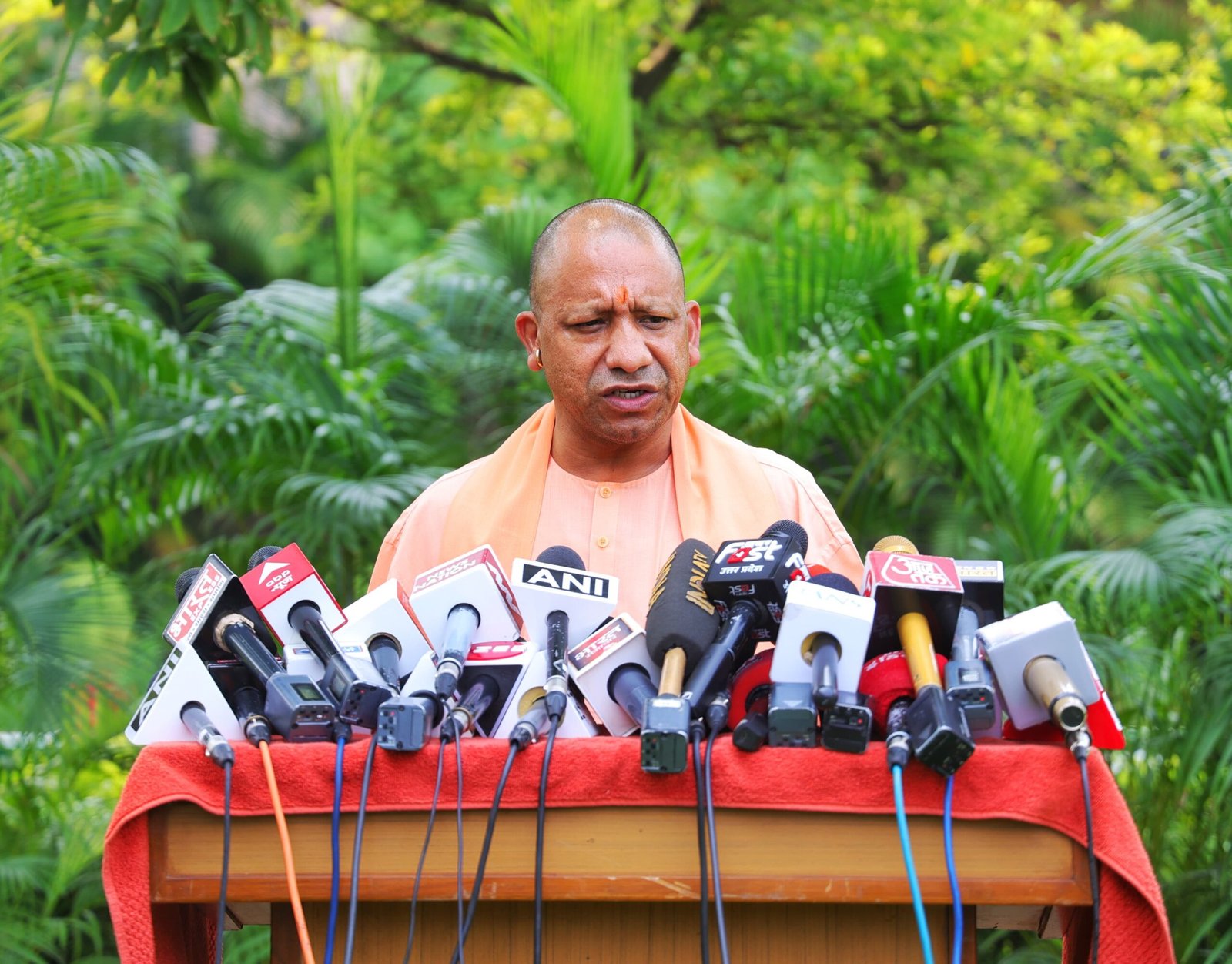 इमरजेंसी लगाकर संविधान नष्ट करने वाली कांग्रेस में आज चेहरे बदले, लेकिन चरित्र नहींः सीएम योगी