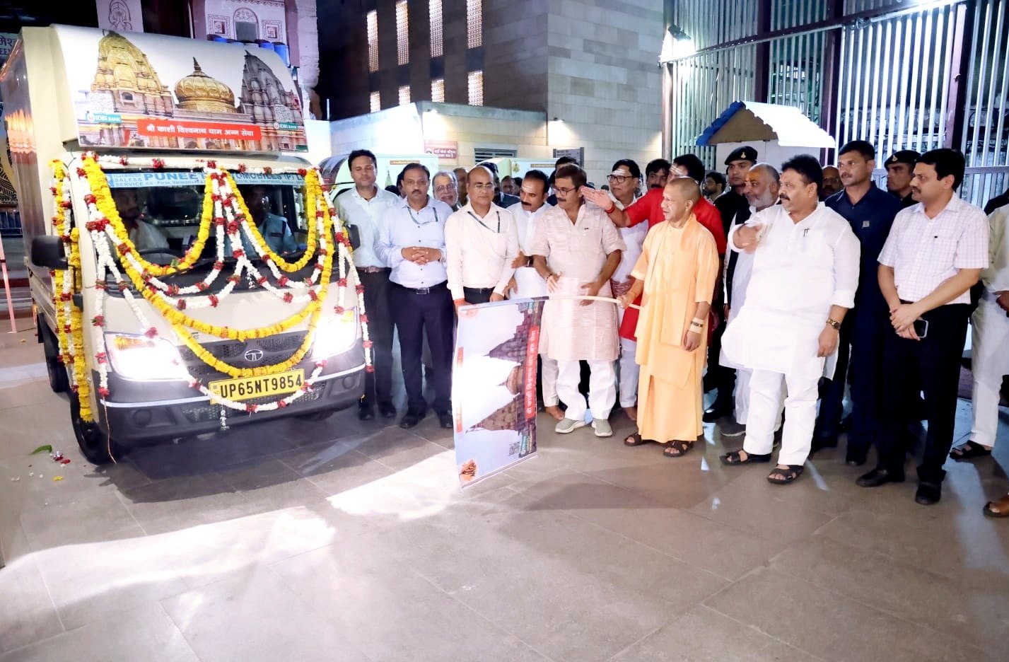 मुख्यमंत्री ने काशी विश्वनाथ धाम अन्न सेवा वैन को भी किया रवाना