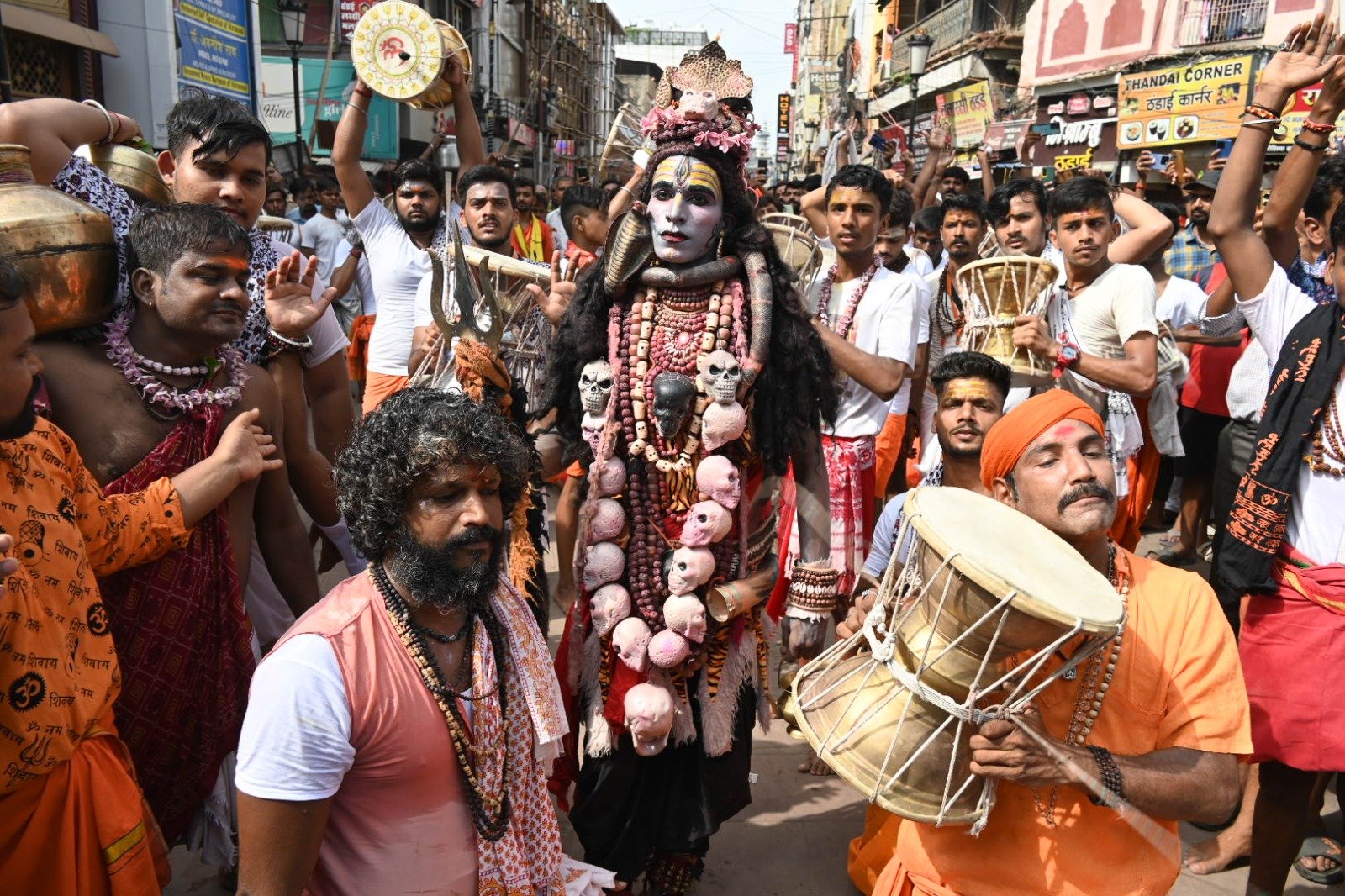 श्रावण के पहले सोमवार को बाबा के दरबार में उमड़ा श्रद्धालुओं का सैलाब