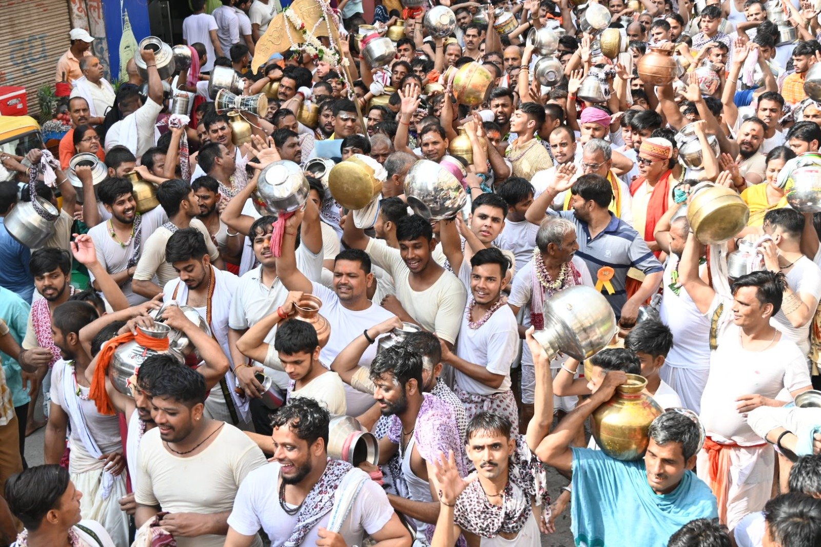 श्रावण के पहले सोमवार को बाबा के दरबार में उमड़ा श्रद्धालुओं का सैलाब