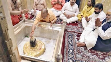 श्रावण के पहले सोमवार को सीएम योगी ने किए बाबा विश्वनाथ के दर्शन