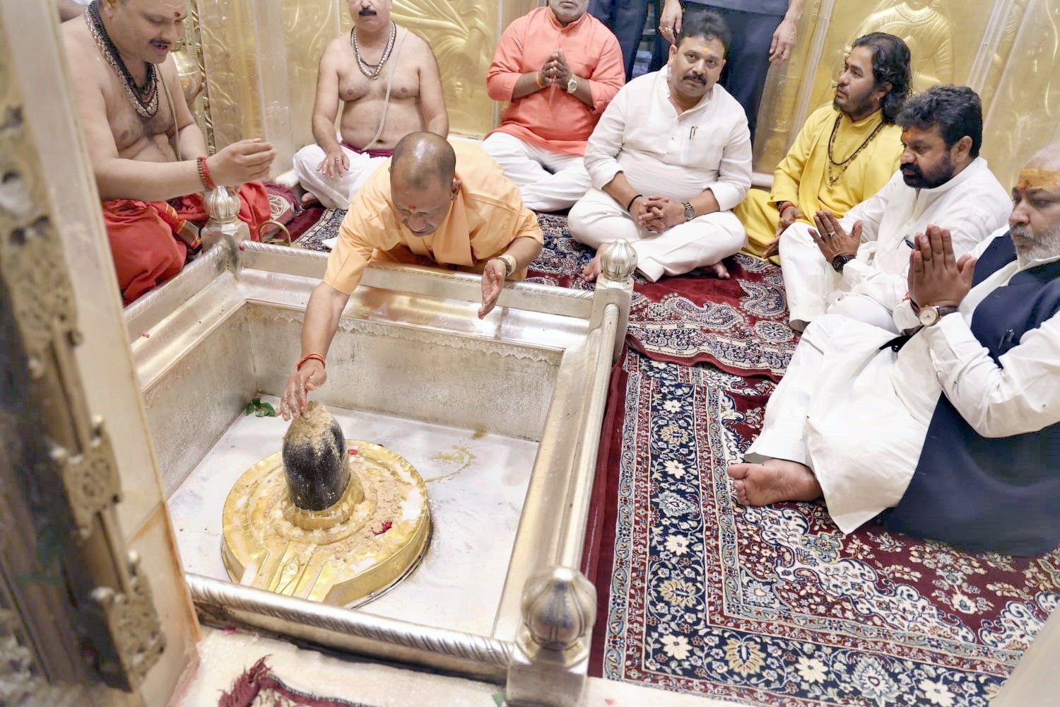श्रावण के पहले सोमवार को सीएम योगी ने किए बाबा विश्वनाथ के दर्शन