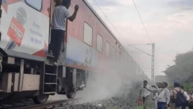 अमरकंटक एक्सप्रेस में लगी आग, दशहत में आये यात्री