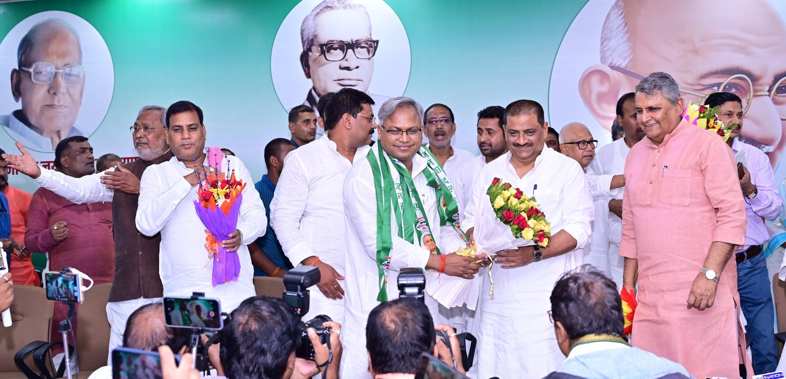 पूर्व आईएएस अधिकारी मनीष वर्मा जदयू में हुए शामिल