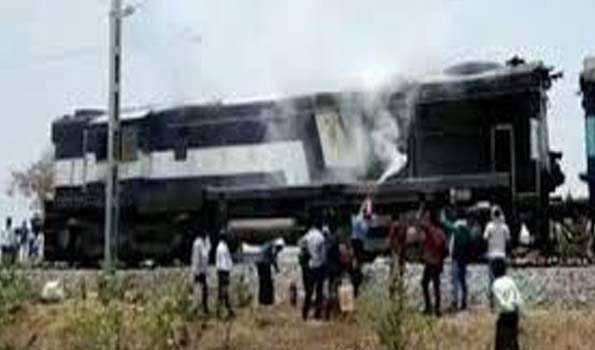 ठाणे में गोरखपुर एक्सप्रेस में लगी आग, सभी यात्री सुरक्षित