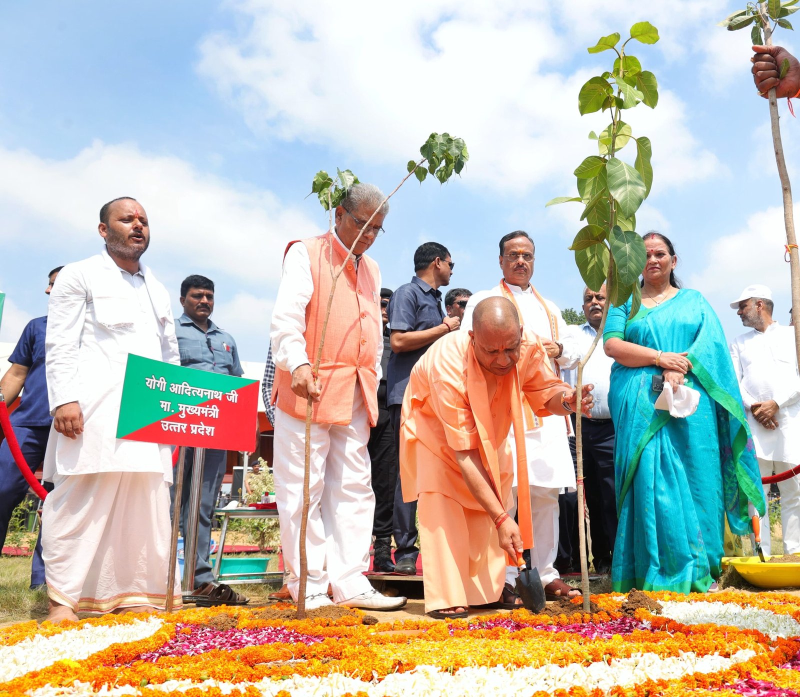 पेड़ लगाओ, पेड़ बचाओ जनअभियान-2024:सीएम योगी ने लखनऊ, प्रयागराज और गोरखपुर में रोपा पौधा