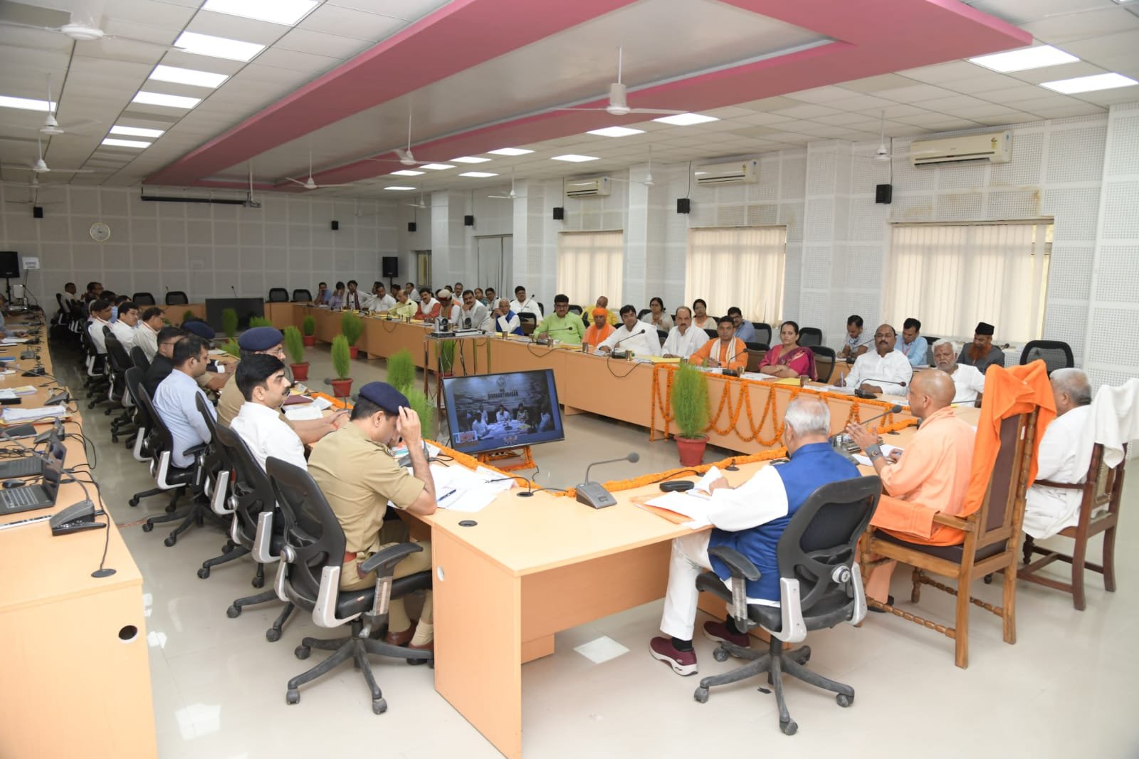 विकास परियोजनाओं और जनकल्याणकारी योजनाओं को लेकर मुख्यमंत्री ने दिये दिशा-निर्देश