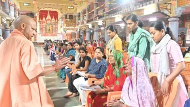 जनता दर्शन में सीएम योगी ने सुनीं करीब 400 लोगों की समस्याएं, महिलाओं की संख्या रही अधिक