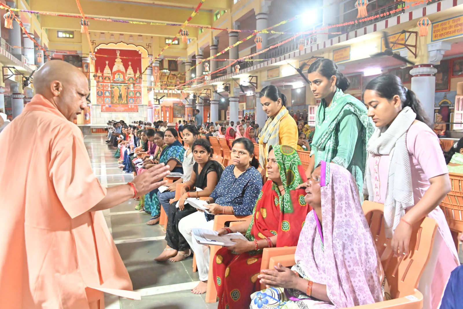 जनता दर्शन में सीएम योगी ने सुनीं करीब 400 लोगों की समस्याएं, महिलाओं की संख्या रही अधिक