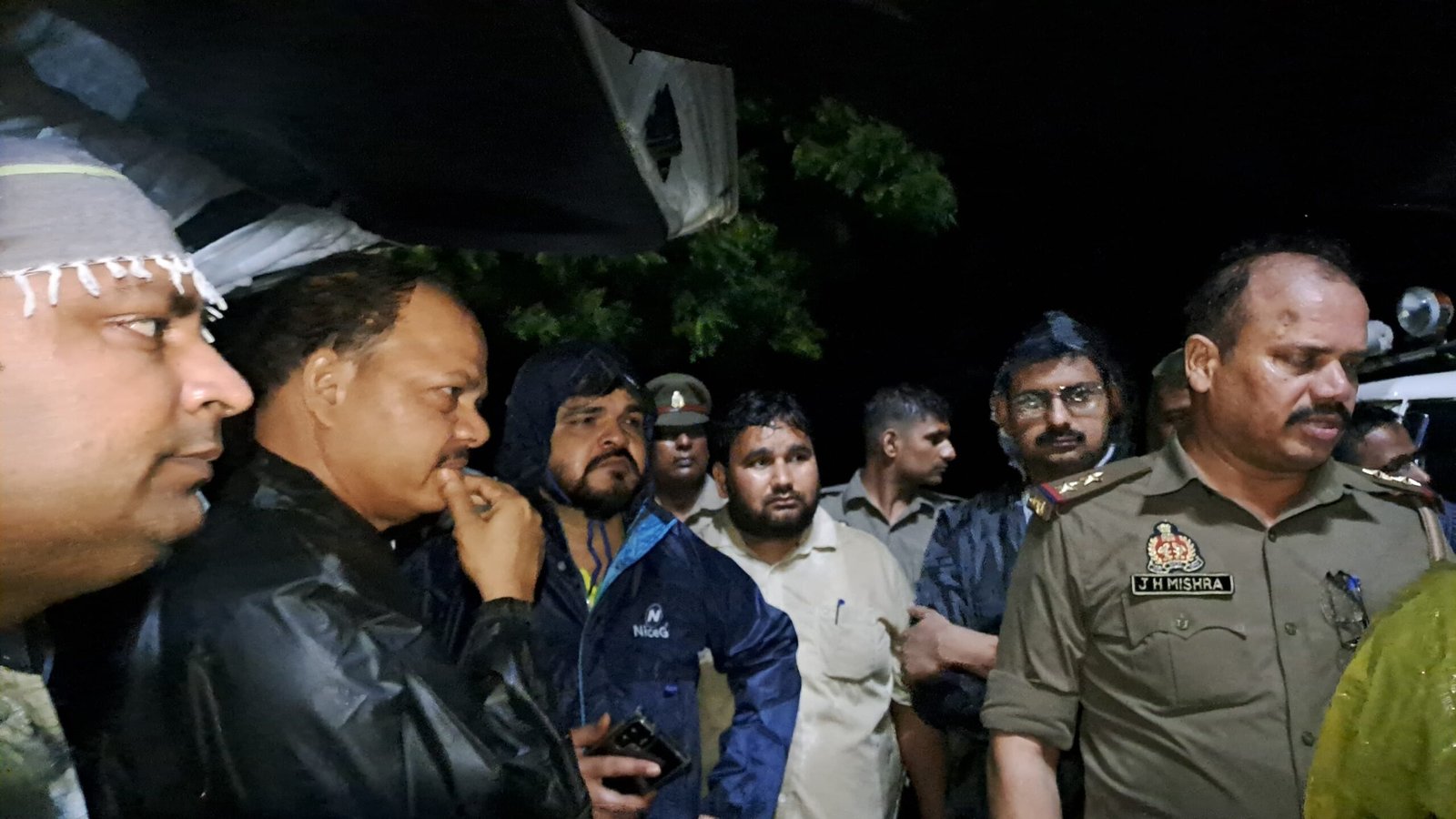 सीएम योगी द्वारा बाढ़ प्रभावित इलाकों में मुस्तैदी बढ़ाने के आदेश के बाद अधिकारियों ने चलाया रेस्क्यू ऑपरेशन