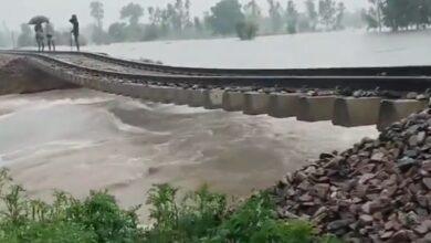 बारिश में बह गई पुलिया, हवा में लटका रेलवे ट्रैक