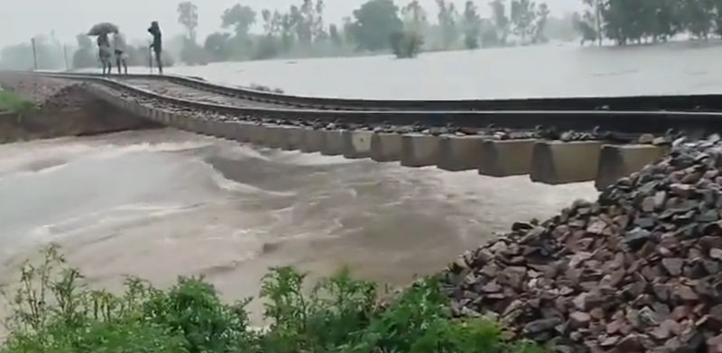 बारिश में बह गई पुलिया, हवा में लटका रेलवे ट्रैक