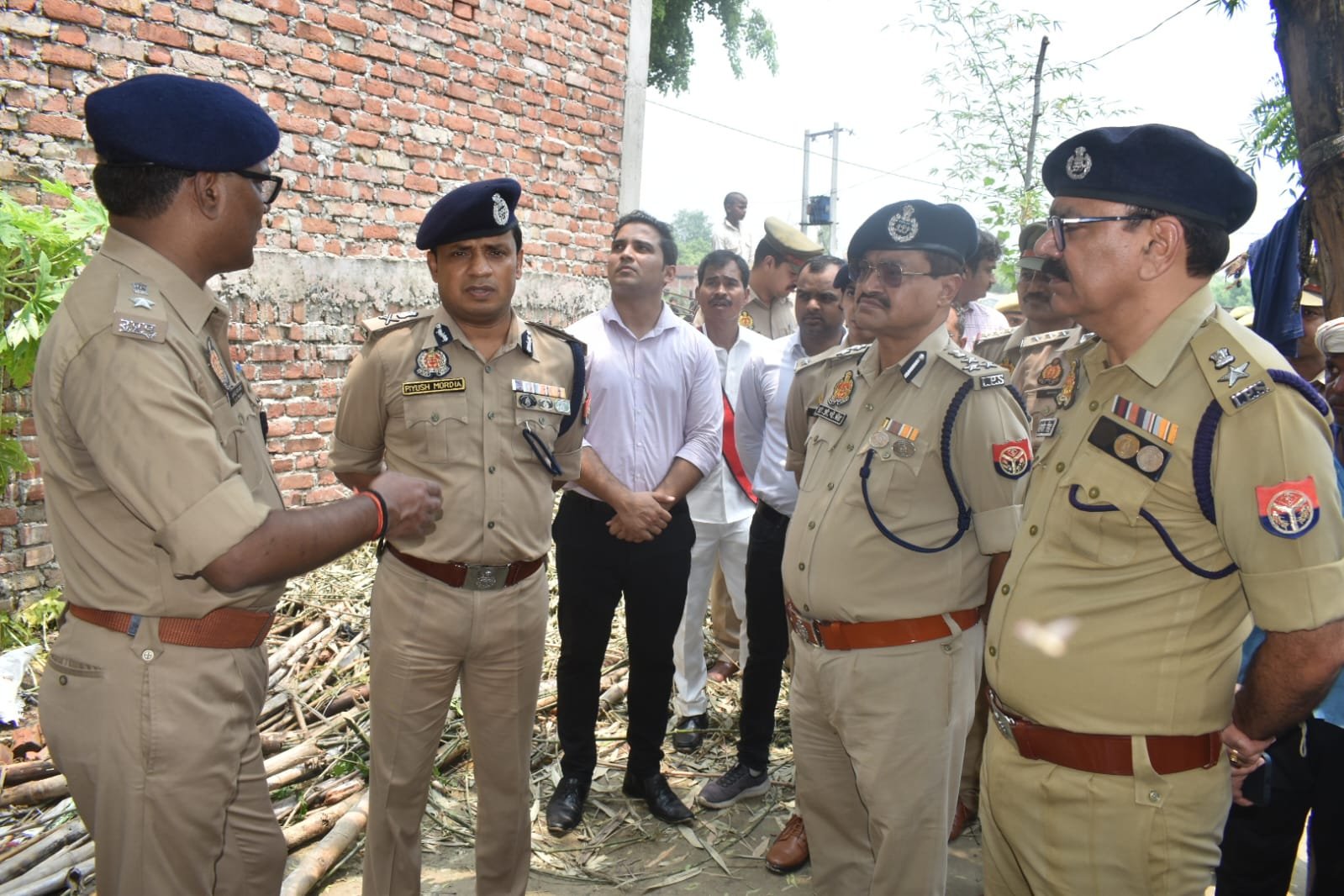 कलयुगी पुत्र ने ही की थी मां-बाप तथा बड़े भाई की हत्या .अवैध प्रेम में रोड़ा बन रहे मां-बाप तथा बड़े भाई को खुरपे से उतारा मौत के घाट .