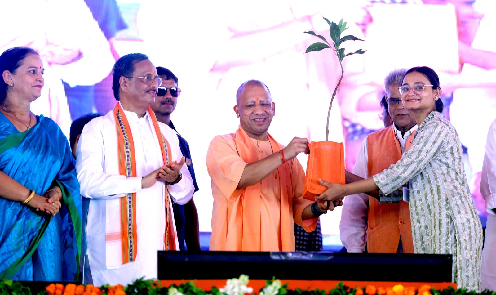 लखनऊ सहित छह जिलों को मिलाकर स्टेट कैपिटल के रूप में किया जाएगा विकसित