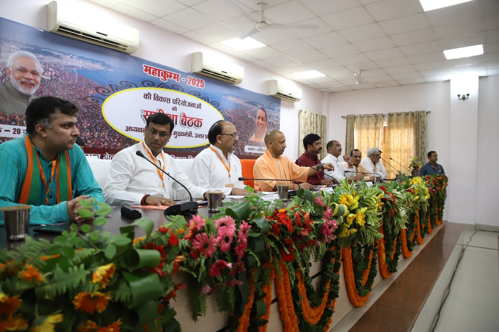 सीएम योगी ने प्रयागराज में अधिकारियों और जनप्रतिनिधियों से ली महाकुंभ की तैयारियों की जानकारी